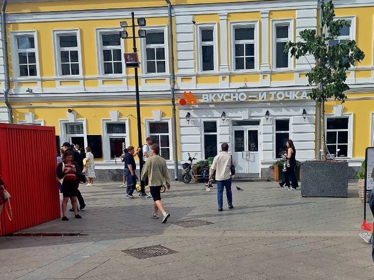 Площадь у метро